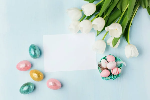 Påsk Gratulationskort Med Påskägg Och Tulpan Blommor Blå Trä Bakgrund — Stockfoto