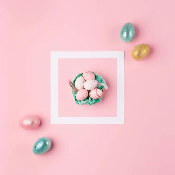 Золоті Срібні Блискучі Великодні Яйця Рожевому Пастельному Фоні Біла Рамка — стокове фото