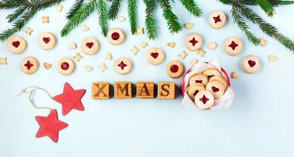 En iyi panoramik daire, Linzer Noel 'i ya da mavi arka planda yeni yıl kurabiyeleri ile yatıyordu. Geleneksel Avusturya Noel kurabiyeleri. Kutuda ev yapımı tatlı bir hediye. Xmas karşılama bayrağı.