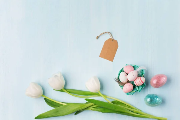 Cartão Páscoa Com Ovos Páscoa Flores Tulipa Fundo Madeira Azul — Fotografia de Stock