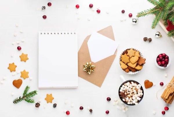 Rustieke Witte Houten Achtergrond Met Kopje Warme Chocoladedrank Kerstkoekjes Seizoensgebonden — Stockfoto