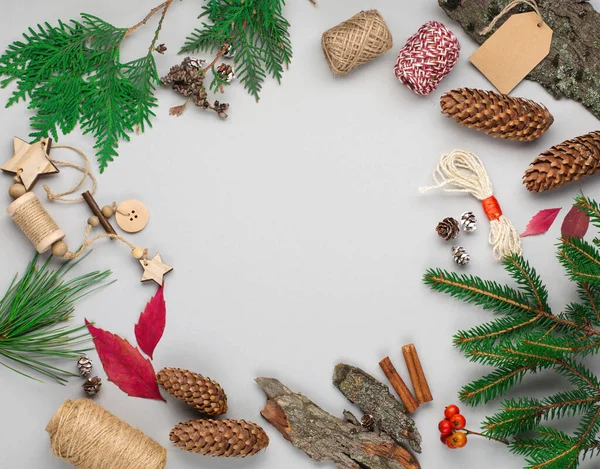 Kerstkaart Met Natuurlijke Houten Decoraties Dennenappels Takken Papieren Grijze Achtergrond — Stockfoto