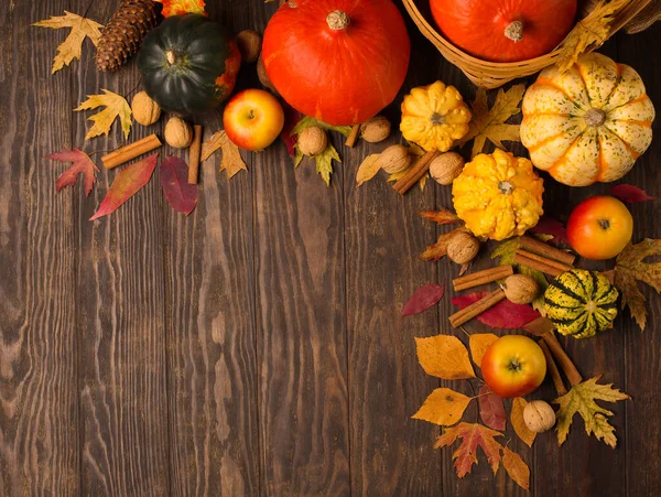 Herbstferienkomposition Getrocknete Blätter Kürbisse Äpfel Nüsse Und Zimt Auf Dunklem — Stockfoto