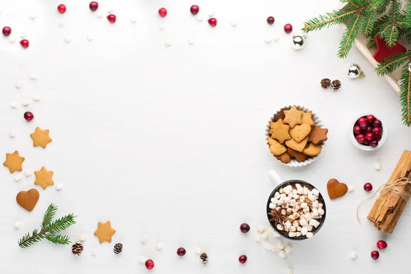 Rustieke Witte Houten Achtergrond Met Kopje Warme Chocoladedrank Kerstkoekjes Seizoensgebonden — Stockfoto