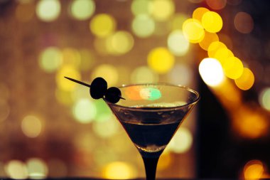 Martini gece şehrin arka plan üzerinde. Bokeh