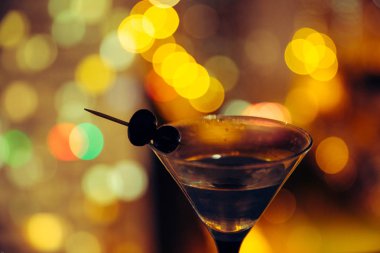 Martini gece şehrin arka plan üzerinde. Bokeh