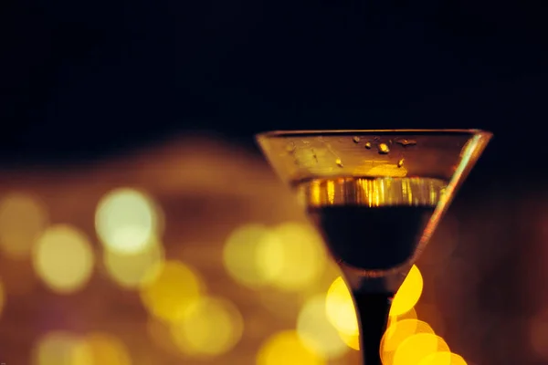 Martini na pozadí noční město. Bokeh — Stock fotografie