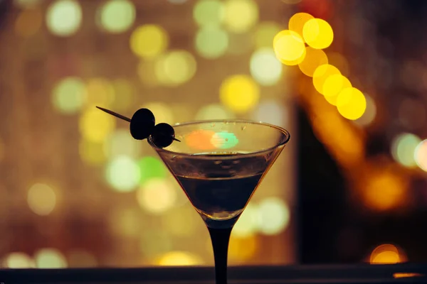 Martini na pozadí noční město. Bokeh — Stock fotografie