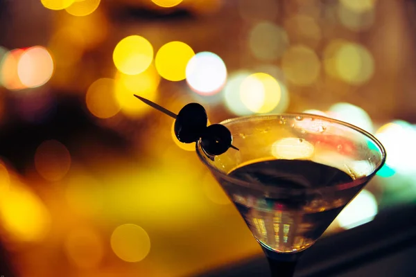 Martini na pozadí noční město. Bokeh — Stock fotografie