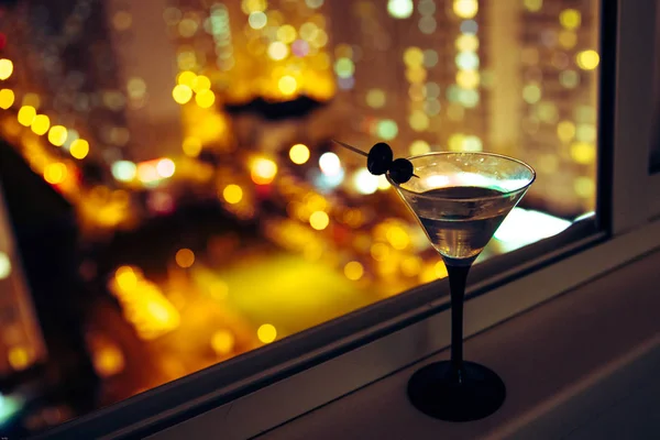 Martini na pozadí noční město. Bokeh — Stock fotografie