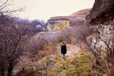 Ormanda yalnız bir kız