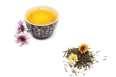 Beyaz arka plan üzerinde estetik çay töreni