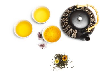 Beyaz arka plan üzerinde estetik çay töreni