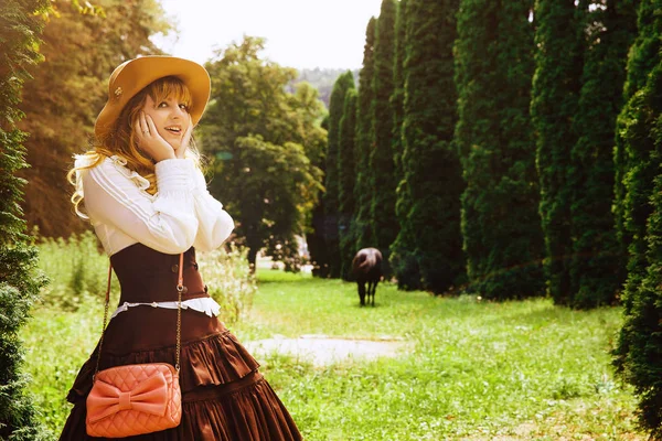 Hermosa Chica Sonriente Con Sombrero Vestido Vintage Parque Verano Estilo — Foto de Stock