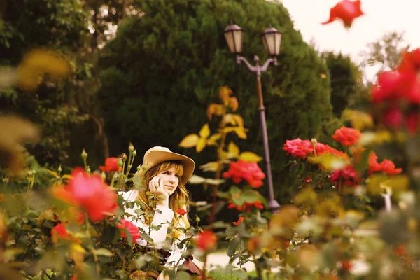 Hermosa Joven Sombrero Con Rosas Parque Verano Vestido Vintage Estilo — Foto de Stock