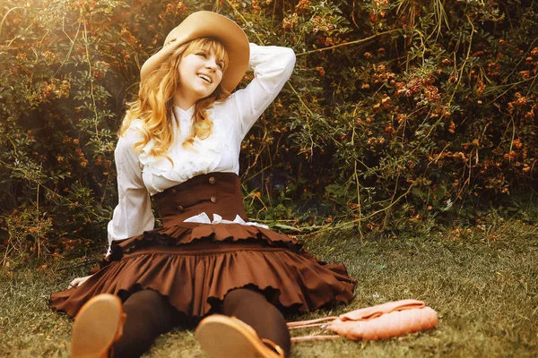 Hermosa Chica Sonriente Con Sombrero Vestido Vintage Parque Verano Estilo — Foto de Stock