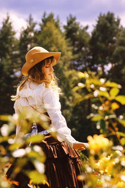 Hermosa Joven Sombrero Con Rosas Parque Verano Vestido Vintage Estilo — Foto de Stock