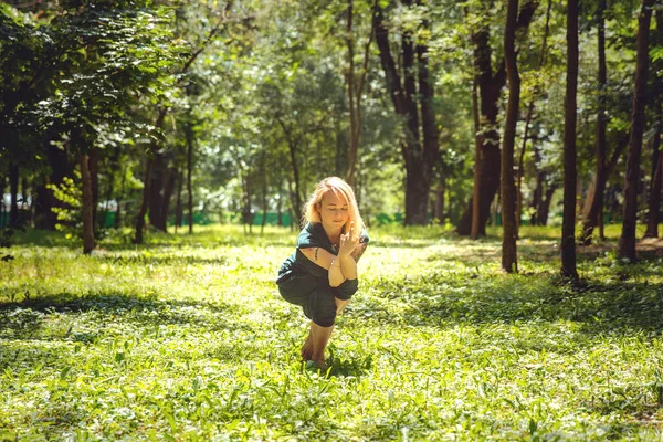 Garudasana Yoga Asanas Der Natur Yoga Ist Alltag Praktizierende Junge — Stockfoto
