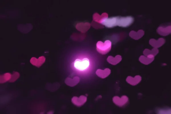 紫ピンクの心 聖バレンタインの日暗い背景 — ストック写真