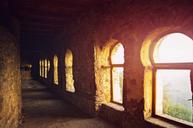 Eski taş Windows ile bina. Kapalı, antik