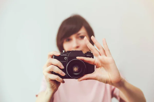 Mooi meisje met vintage camera. Foto. Fotograaf. Handmatige scherpstelling. Witte achtergrond — Stockfoto