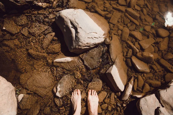 Kobiecych nogach w przezroczystej rzece. Letnich. Lasu. Podróż. Podróży — Zdjęcie stockowe