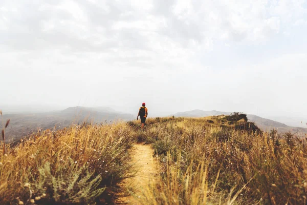 Hombre mochilero senderismo en las montañas amarillas solo al aire libre estilo de vida activo viajes aventura vacaciones Georgia paisaje solo en la naturaleza — Foto de Stock