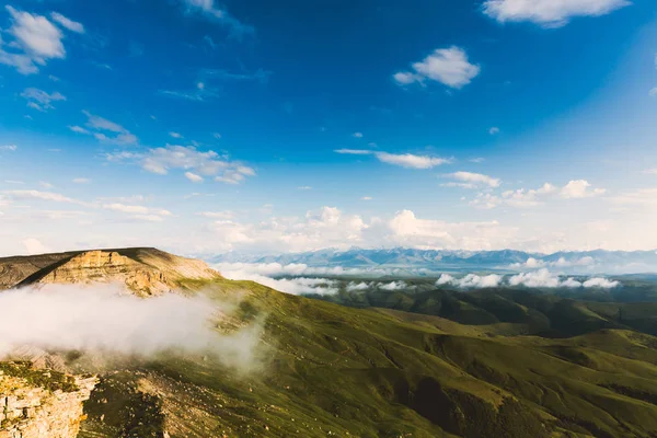Montañas y verdes nubes del valle Paisaje Verano Viajes naturaleza salvaje vista aérea escénica — Foto de Stock