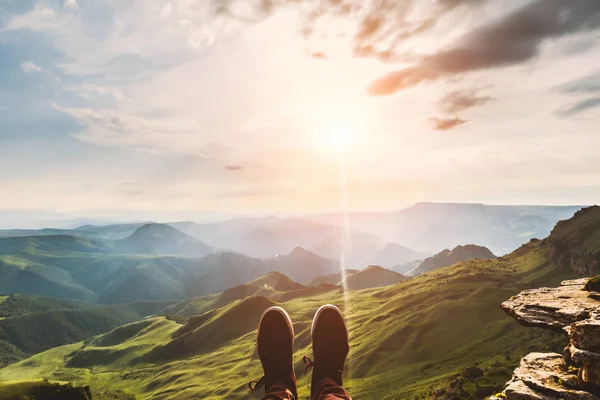 Pies Selfie zapatos hipster Viajero relajante en las montañas del acantilado al aire libre con puesta de sol aérea vistas a la noche montañas en el fondo Estilo de vida senderismo Concepto de viaje vacaciones de verano — Foto de Stock