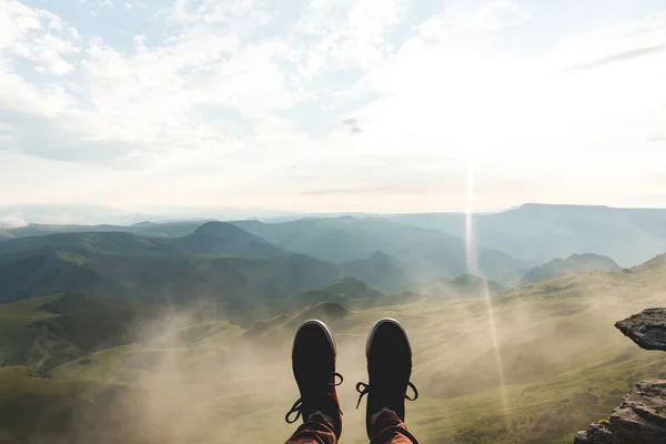 Pies Selfie sport shoes Viajero relajante en el acantilado montañas nubes al aire libre con vista aérea montañas de fondo Estilo de vida senderismo Concepto de viaje vacaciones de verano — Foto de Stock