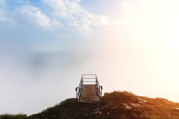 Aussichtsplattform oder Aussichtspunkt aus Metall über bewölkten Bergen Abenteuer Lebensstil Extremurlaub grüne Landschaft — Stockfoto