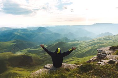 Man Traveler dağ zirvesinde havadan görünüm eller kaldırdı Travel Lifestyle başarı kavramı macera aktif tatil açık mutluluk özgürlük duyguları