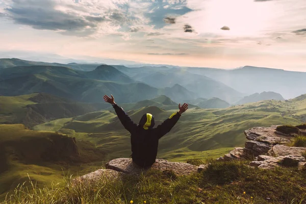Hombre Viajero en la cumbre de la montaña disfrutando de vista aérea manos levantadas Viajes Estilo de vida concepto de éxito aventura vacaciones activas al aire libre felicidad libertad emociones — Foto de Stock