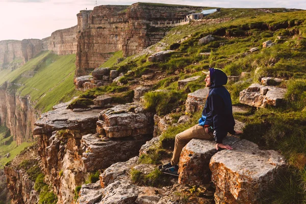 Reisen Mann Tourist allein am Rande Kaukasus Felsen Berge Abenteuer Lebensstil Extremurlaub grün Sonnenuntergang Landschaft — Stockfoto