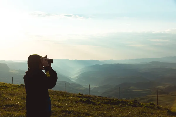 Hombre prismáticos buscando caucásico vista a la montaña Cloudscape Traveling Concept — Foto de Stock