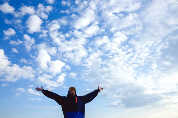 Hombre feliz levantó los brazos abiertos viajando excursionista cielo azul y nubes estilo de vida saludable aventura vacaciones éxito al aire libre emociones alegres libertad — Foto de Stock