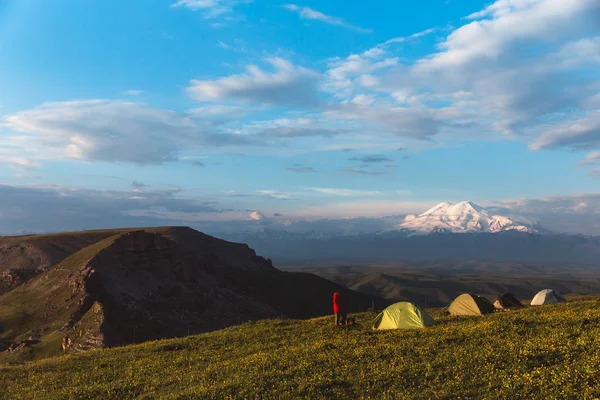 Gente que acampa tienda en las montañas Cáucaso Elbrus Paisaje Trave — Foto de Stock