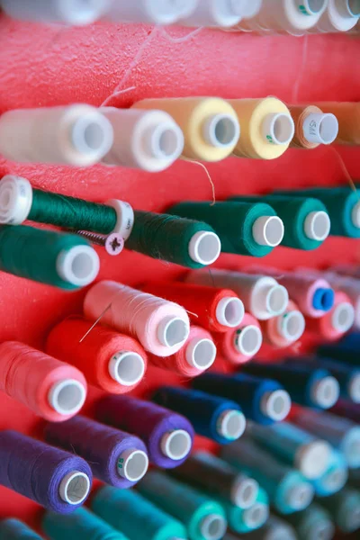 Mehrfarbige Garnspulen für Handarbeit, Nähen, Schneidern und Schneidern — Stockfoto
