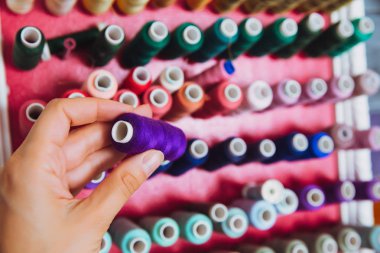 çok renk iplik Iğne, dikiş, terzilik ve terzi kavramı kadın el makaraları