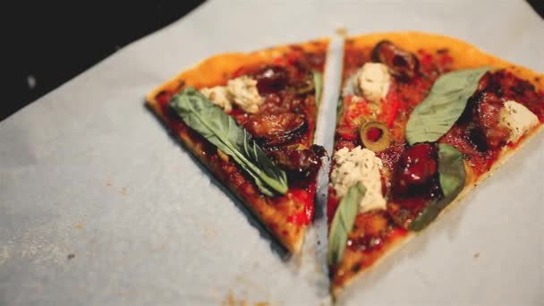 Het Nemen Van Een Stukje Vers Gebakken Zelfgemaakte Vegetarische Pizza — Stockvideo