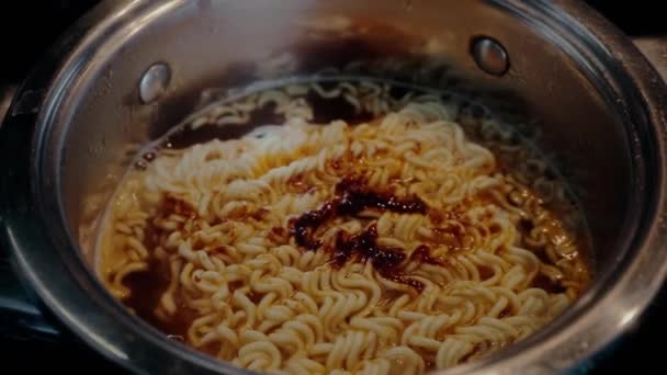 Leckere Asiatische Nudel Ramen Heiß Würzen Suppe Hausgemachte Küche Einem — Stockvideo