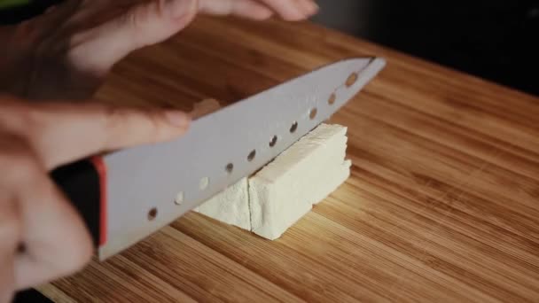 Vrouw Snijdt Tofu Kleine Stukjes Houten Keuken Bord Home — Stockvideo