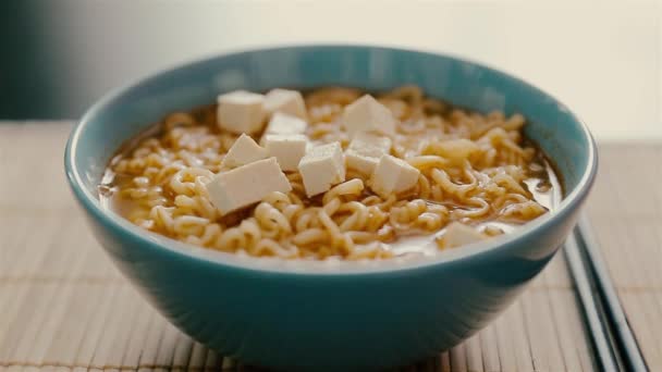 Ramen Saboroso Quente Com Tofu Tigela Vapor Cozinha Caseira — Vídeo de Stock