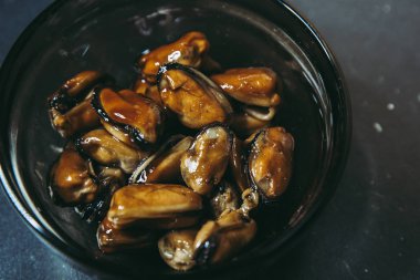 Bir kase Koyu arka plan soya sosu kızarmış sıcak iştah açıcı midye