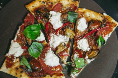 Midye domates tofu yakın ile taze pişmiş ev yapımı vejetaryen pizza kesim bir parça