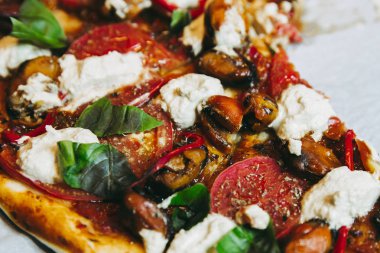 Midye domates tofu yakın ile taze pişmiş ev yapımı vejetaryen pizza kesim bir parça