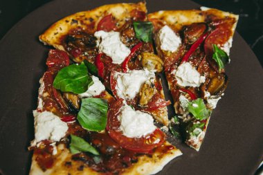 Midye domates tofu yakın ile taze pişmiş ev yapımı vejetaryen pizza kesim bir parça