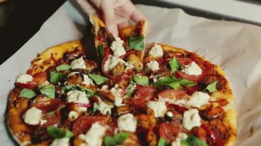 midye domates tofu ile taze pişmiş ev yapımı vejetaryen pizza bir fesleğen yaprağı ekler
