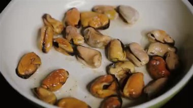 Tavada Kızarmış sıcak iştah açıcı midye Koyu arka plan Ev pişirme