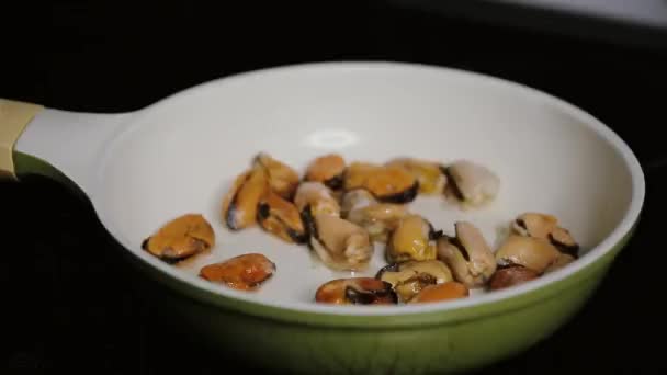 Mejillones Calientes Fritos Sartén Fondo Oscuro Cocina Casera — Vídeo de stock